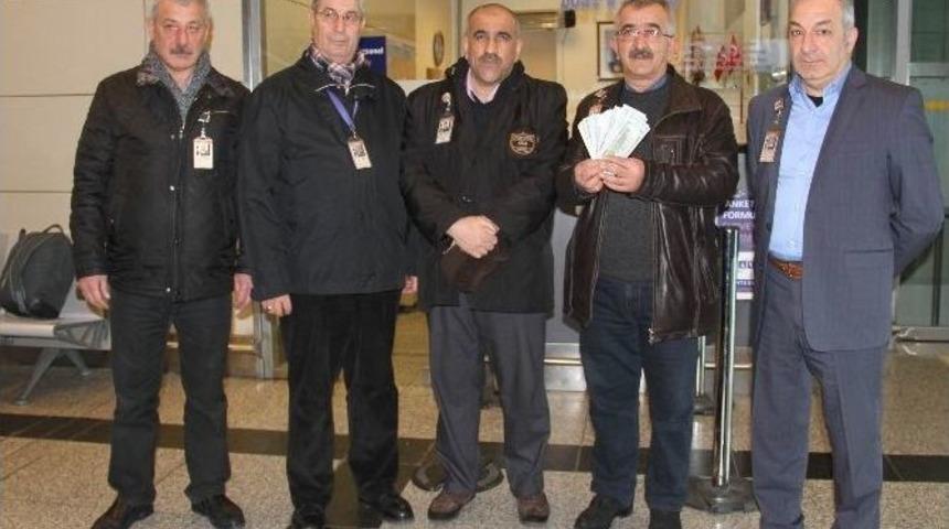 Bulduğu Para Çalınmasın Diye Başında Bekledi