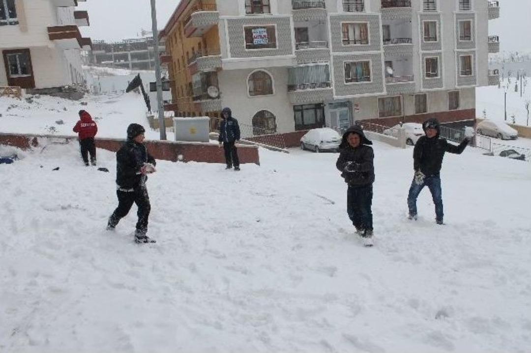 Başkent&rsquo;te Kar &Ccedil;ocukları Sevindirdi