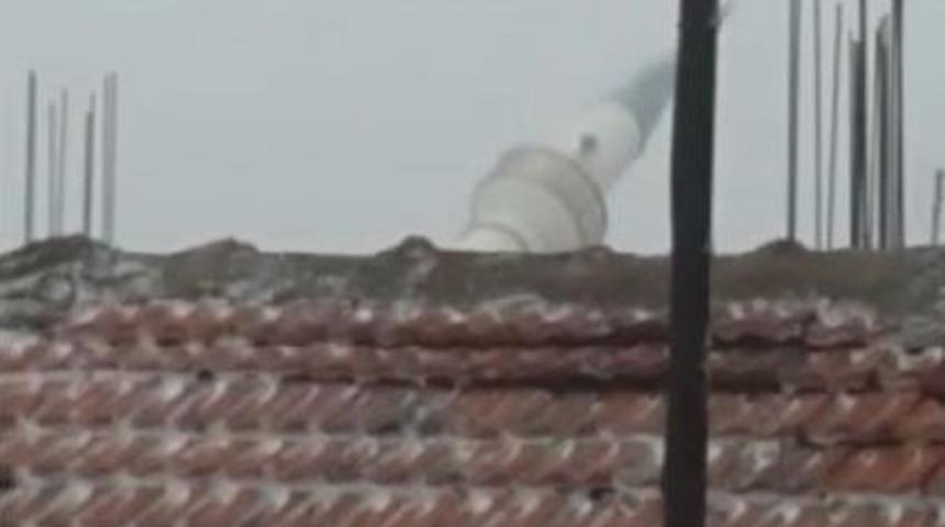 İzmir'de Fırtına, 36 Metrelik Minareyi Devirdi