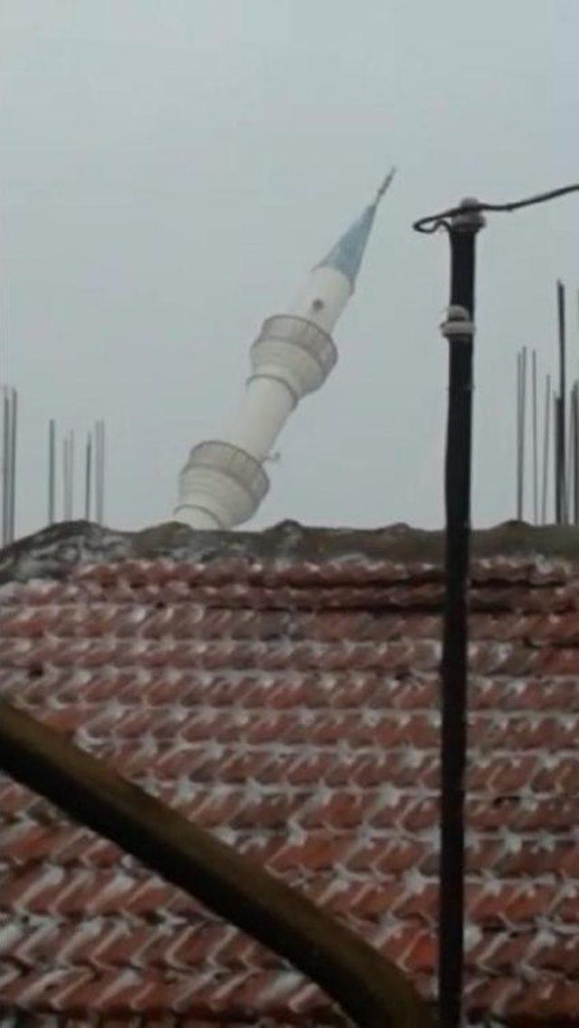 İzmir'de Fırtına, 36 Metrelik Minareyi Devirdi