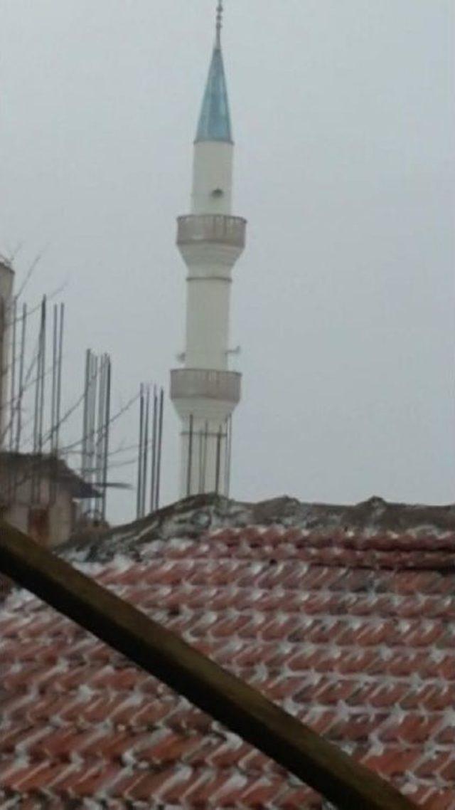 İzmir'de Fırtına, 36 Metrelik Minareyi Devirdi