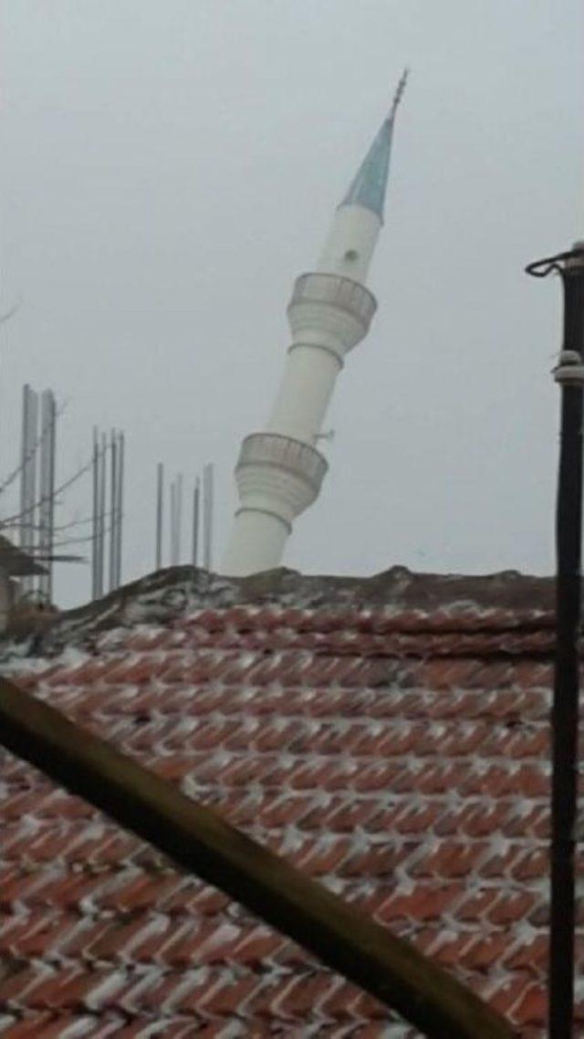 İzmir'de Fırtına, 36 Metrelik Minareyi Devirdi