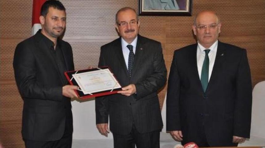 Bı&ccedil;aklı Eşinden Kadını Kurtaran Kahramana Teşekk&uuml;r Belgesi