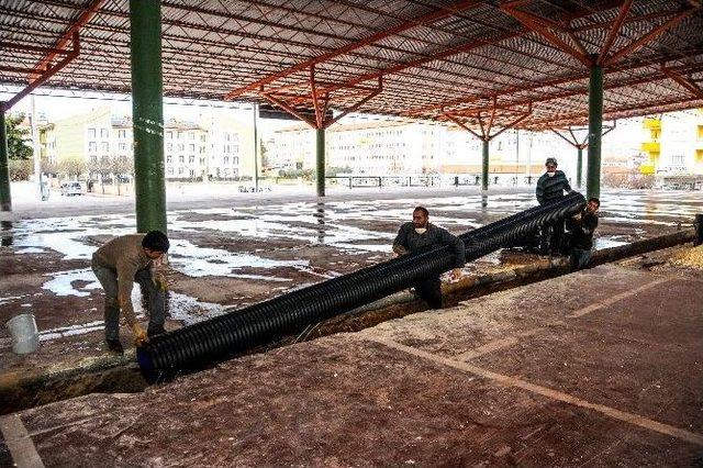 Gazikent Uzay Çatılı Pazar Yeri Yenileniyor