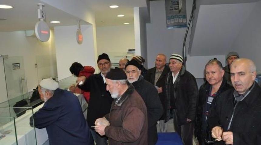 Kırırkale'de Bir Grup Emekli Bank Asya'ya Para Yatırdı