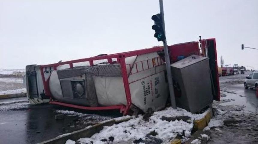 Gıda Y&uuml;kl&uuml; Tır Yol Ortasında Devrildi