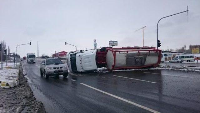 Gıda Yüklü Tır Yol Ortasında Devrildi