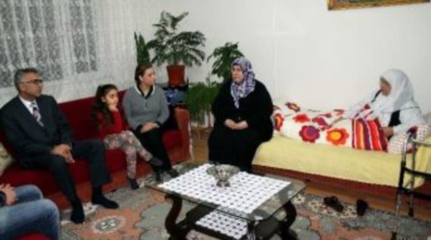 Genel Sekreter &Ouml;z Ve Ailesi Hastayı Evinde Ziyaret Etti