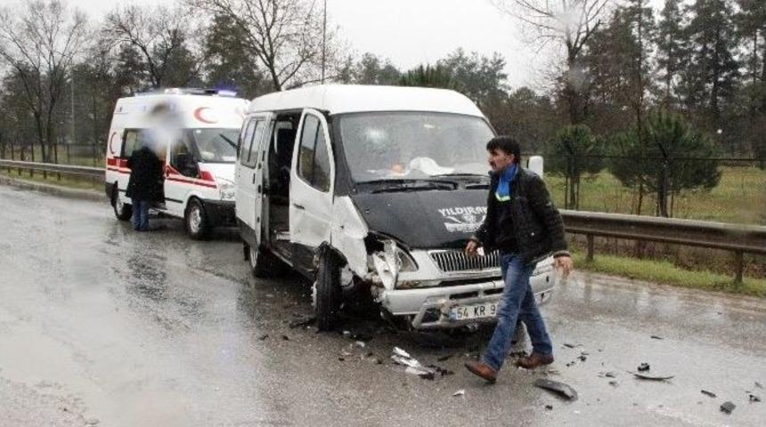 Minib&uuml;sle Kamyonet &Ccedil;arpıştı: D&ouml;rt Yaralı
