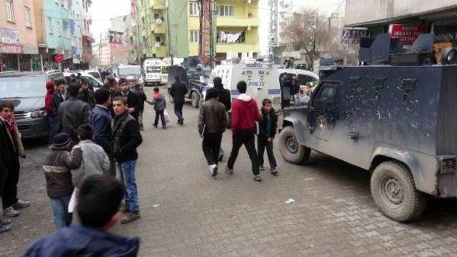 Doğubayazıt'ta Esnaf Polisin Kimlik Kontrolüne Engel Oldu