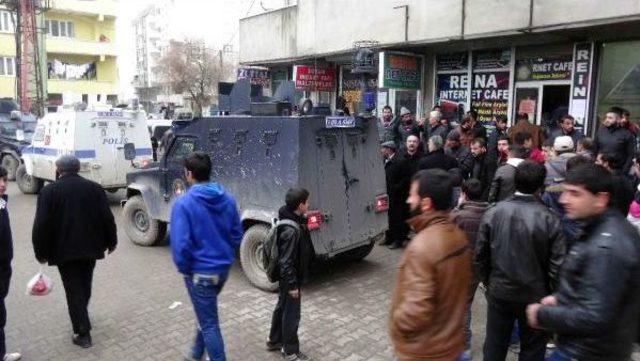 Doğubayazıt'ta Esnaf Polisin Kimlik Kontrolüne Engel Oldu