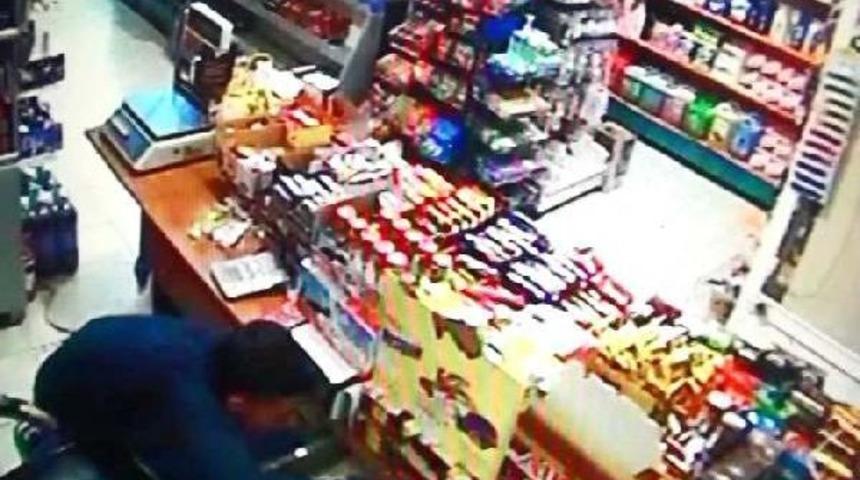 Şanlıurfa'da Marketten Hırsızlık G&uuml;venlik Kamerasında