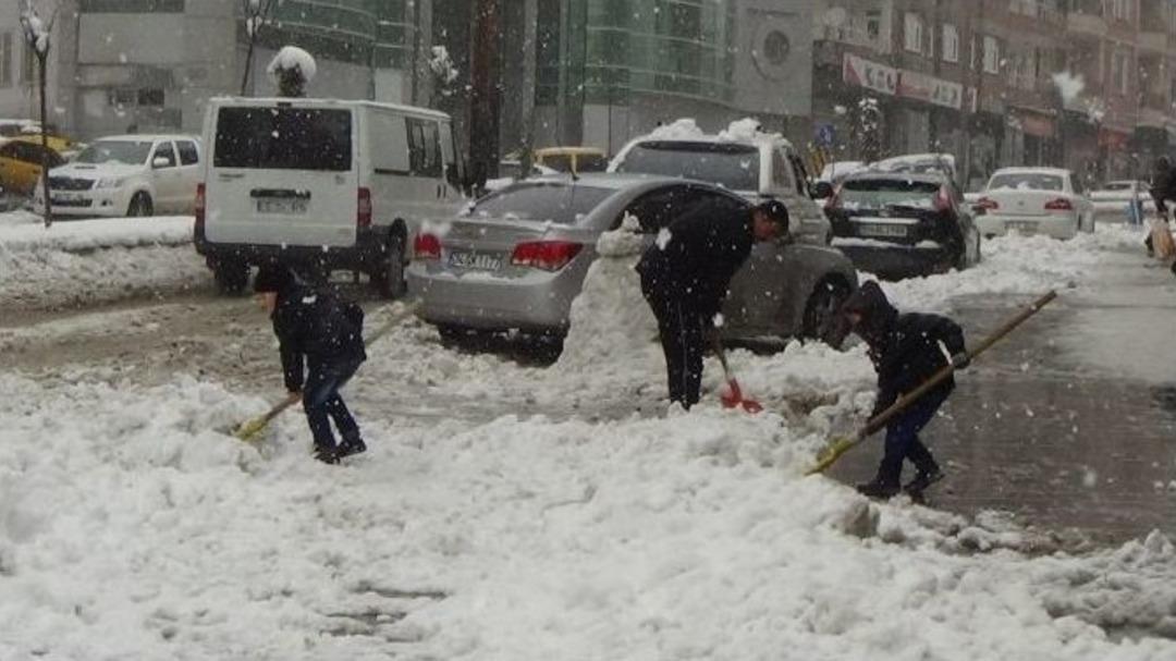Hakkari&rsquo;de İlgin&ccedil; Kardan Adam Heykelleri