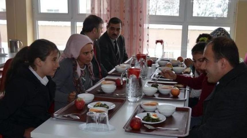 Manisa'da Kar Y&uuml;z&uuml;nden Lise &Ouml;ğrencileri Okulda Geceledi