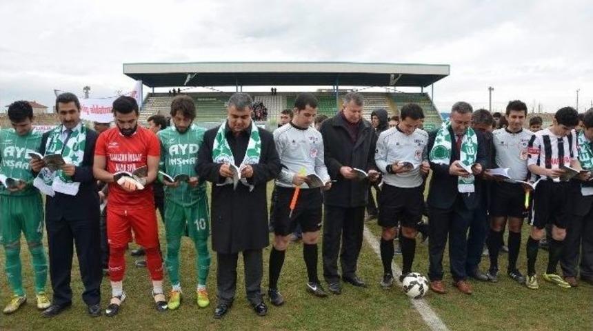 Futbolcular Ma&ccedil; &Ouml;ncesi Kitap Okudu