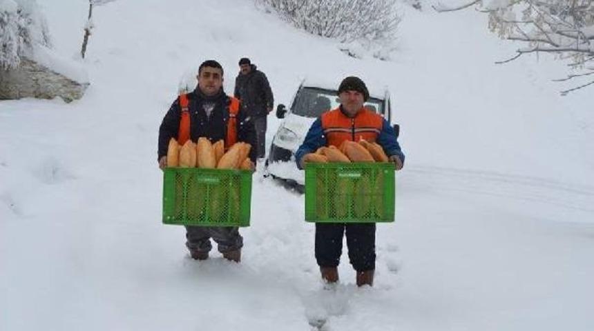 Buldan'da Karla Kaplı Beş Mahalleye Belediye Ekmek Ulaştırdı