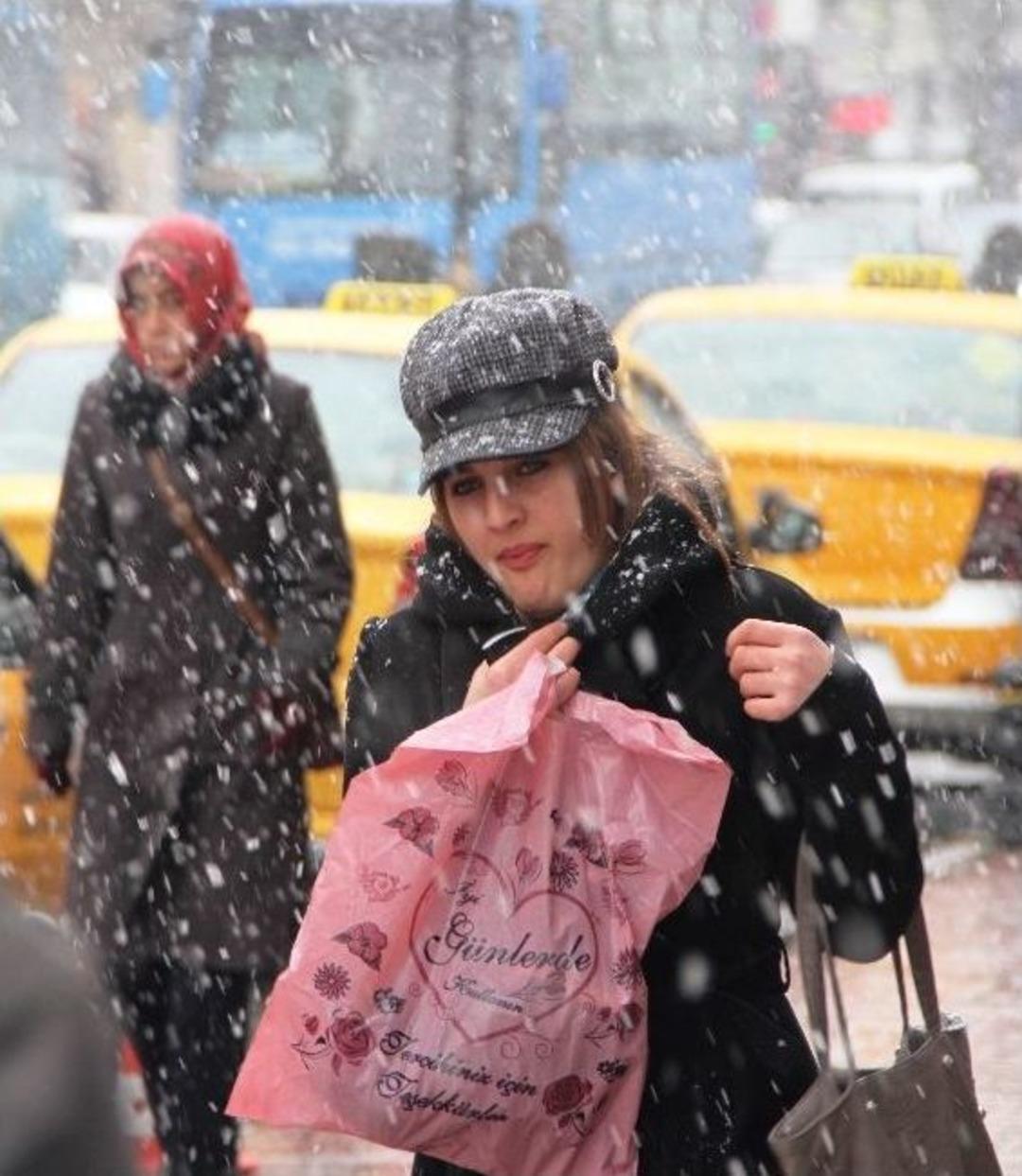 Van&rsquo;da Kar Yağışı