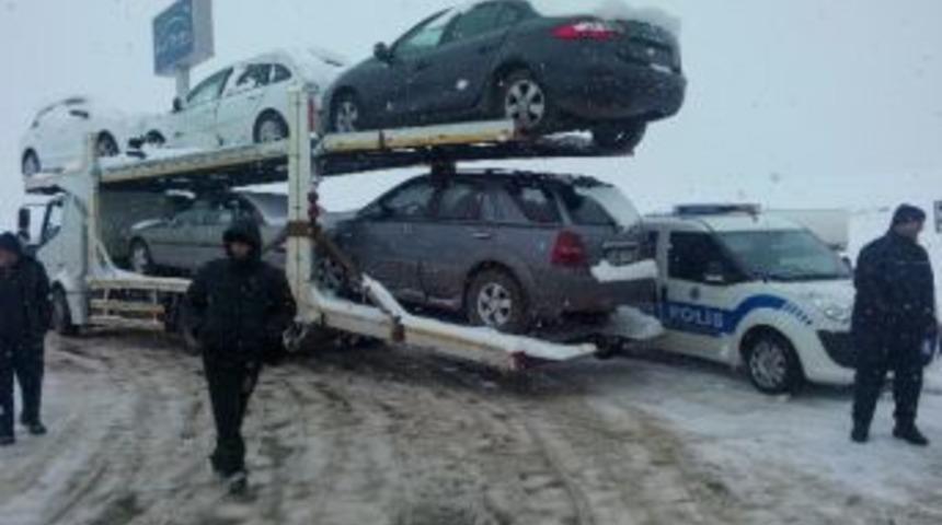 Kayan Tır Polis Aracına &Ccedil;arptı