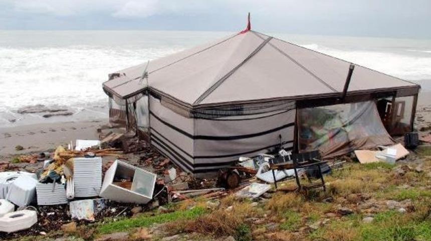 Dev Dalgalar Balık&ccedil;ı Teknelerini Batırdı (2)