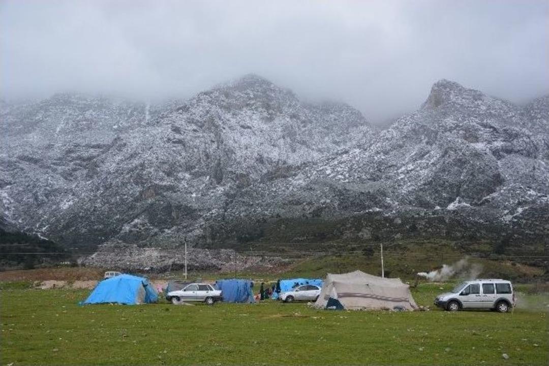 &Ccedil;adırda Kalan M&uuml;ltecilere Yardım Yapıldı
