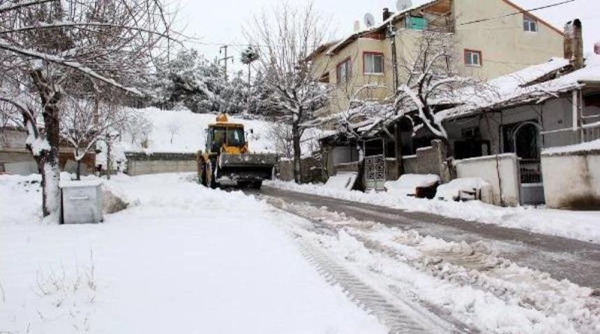 Burdur'da Yolda Mahsur Kalan Lise &Ouml;ğrencileri Kurtarıldı (3)