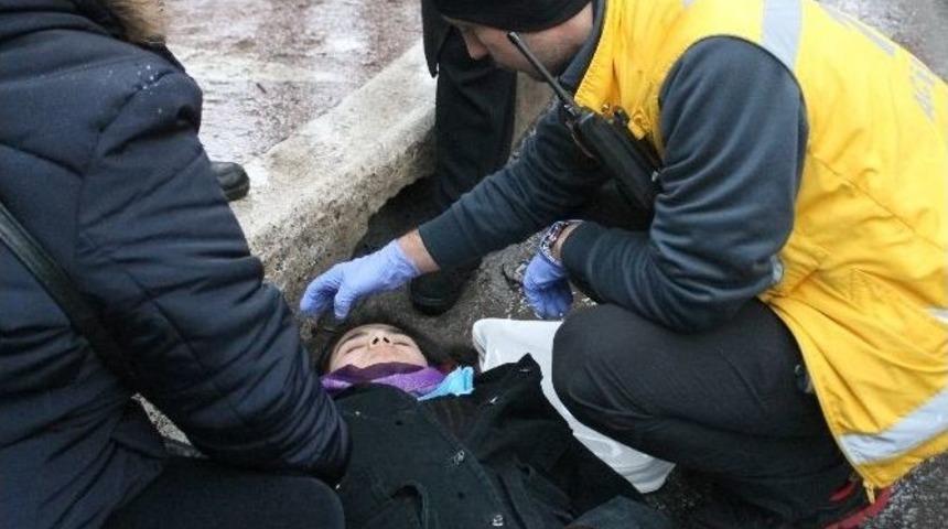 Liseli Kıza Otomobil &Ccedil;arptı