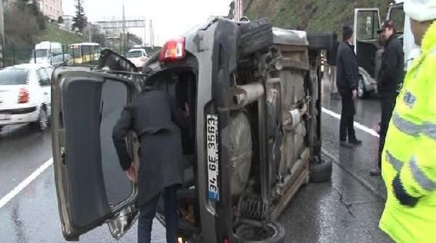Otomobil Bariyerlere &Ccedil;arparak Takla Attı: 1 Yaralı