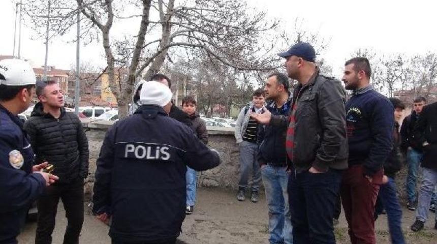 Ehliyetsiz Sürücü Öğrencilerin Arasına Daldı: 4 Yaralı