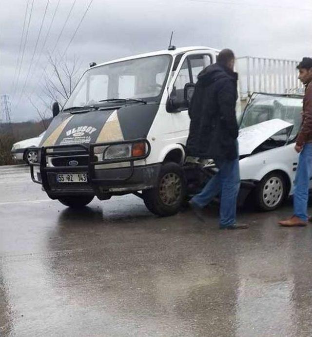 Çarşamba’da Trafik Kazası: 2 Yaralı