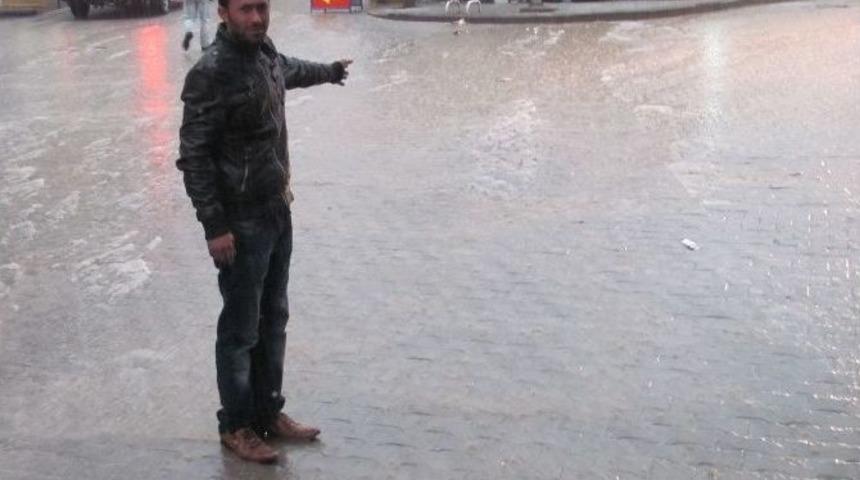 Dolu Yağışı Sokakları Beyaza Bürüdü