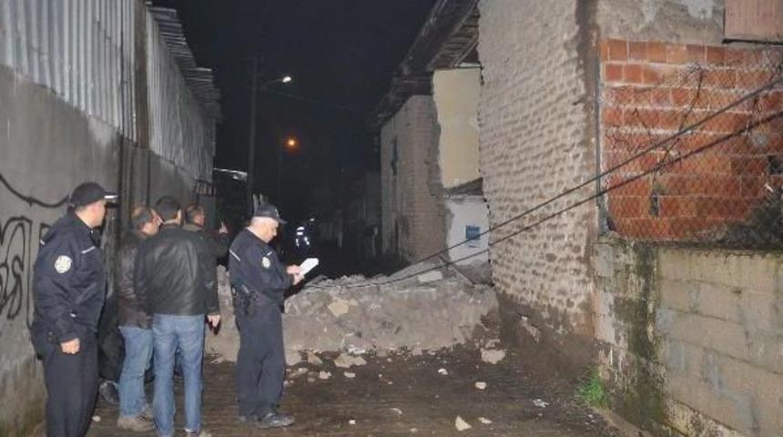 Sağanak Yağış, 2 Katlı Binanın Duvarını Yıktı