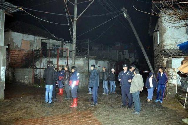 Sağanak Yağış, 2 Katlı Binanın Duvarını Yıktı