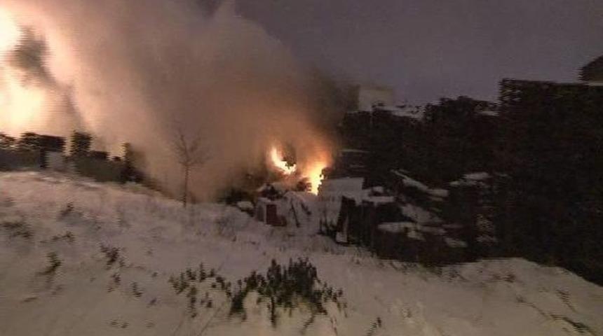 Ataşahir'de Palet Imalathanesinde Yangın