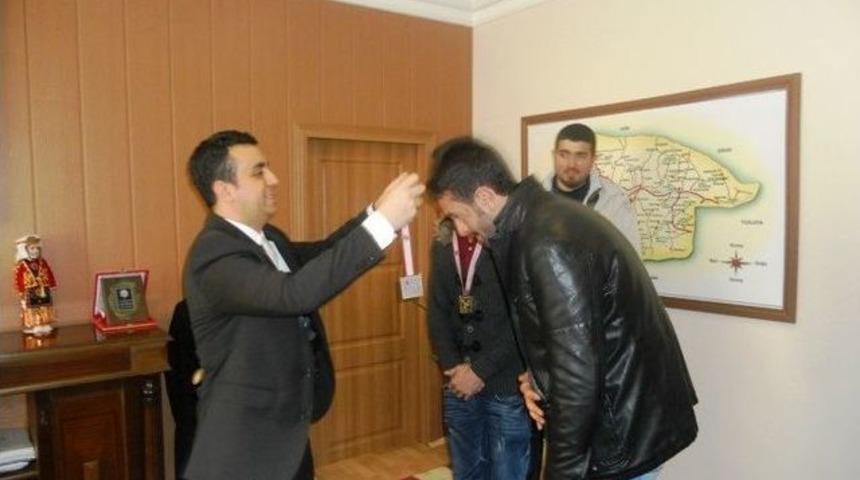 Kars&rsquo;ın Gururlarına Kaymakam &Uuml;&ccedil;g&uuml;l&rsquo;den Hediye