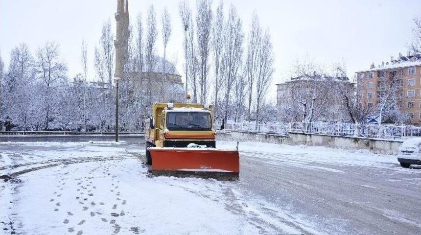 Belediyenin Karla M&uuml;cadelesi S&uuml;r&uuml;yor