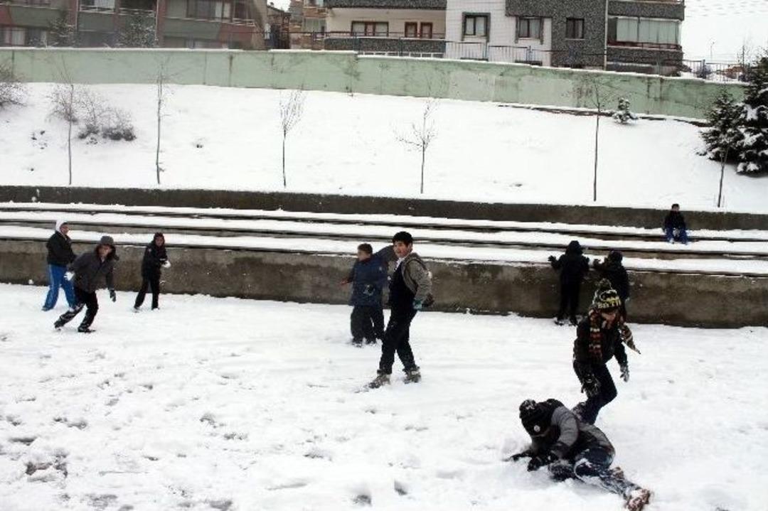 Ankara&rsquo;da &Ouml;ğrenciler Validen Kar Tatilinin Uzatılmasını İstedi
