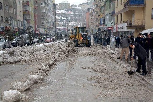 Hakkari’de Karla Mücadele Çalışması