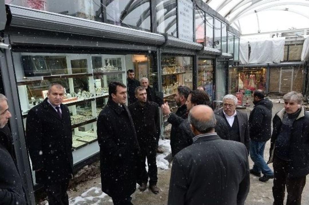Osmangazi Belediye Başkanı D&uuml;ndar, Gelinlik&ccedil;iler &Ccedil;arşısı&rsquo;nı Gezdi