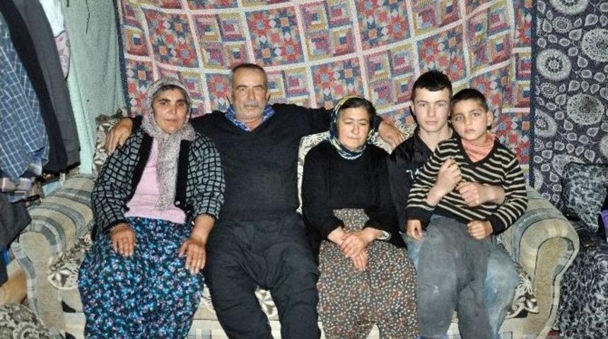 (&ouml;zel Haber) Evi Yanan Adam, 3 Eşi Ve 7 &Ccedil;ocuğu İle &Ccedil;adırda Yaşıyor