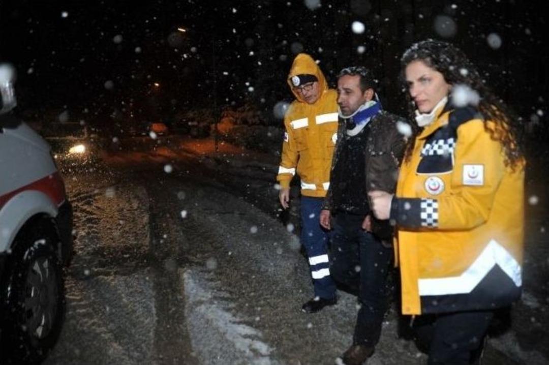 Otomobil Buzlu Yolda Cami Bah&ccedil;esine U&ccedil;tu: 1 Yaralı