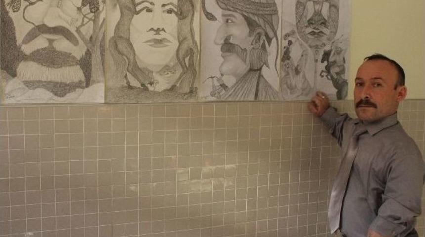 Yaptığı Resimleri İş Yerinde Sergiliyor