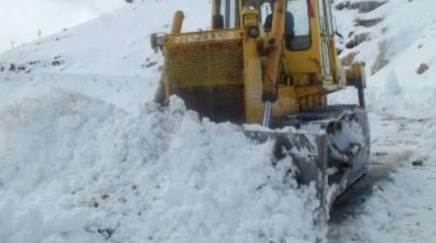 Adıyaman&rsquo;da Kar Yolları Kapattı