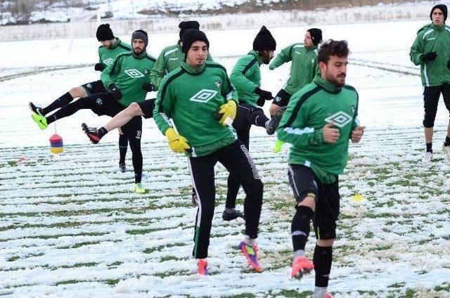 Denizlispor Kar Altında Çalıştı