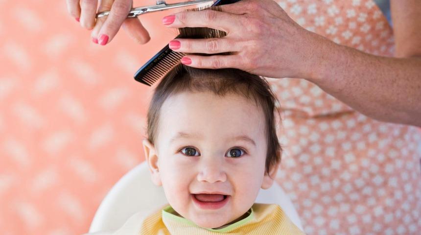 Bebeklerin saçı nasıl kesilmeli?