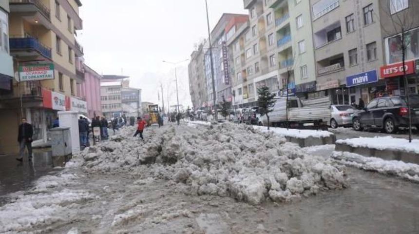 Hakkari'de Kar Temizleme Çalışması