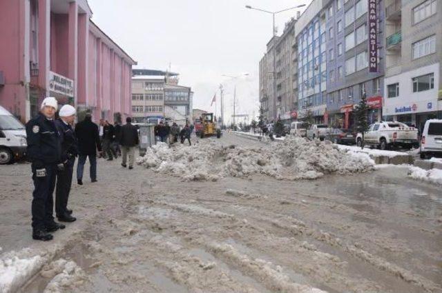 Hakkari'de Kar Temizleme Çalışması