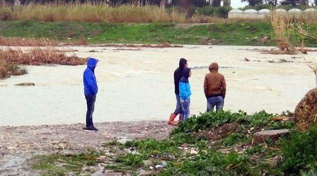 Dereye Düşen Vatandaşı Arama Çalışmaları Sürüyor