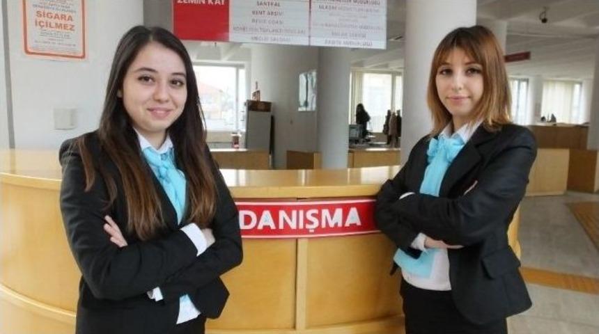 Burhaniye&rsquo;de Merve Ve Yelda Beyaz Masanın Yeni G&ouml;revlileri Oldu