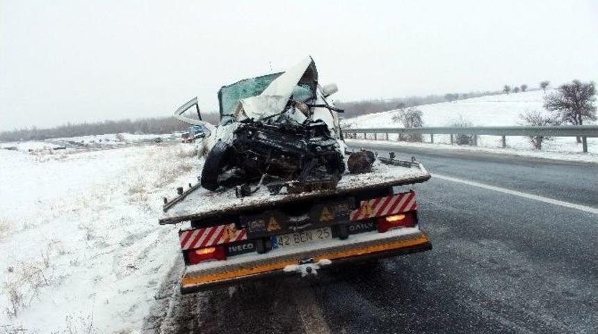 Buzlanan Yolda Otomobil İle Kamyon &Ccedil;arpıştı: 2 Yaralı