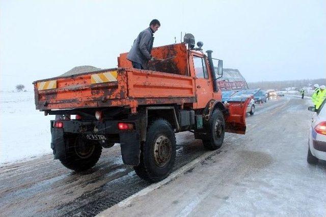 Buzlanan Yolda Otomobil İle Kamyon Çarpıştı: 2 Yaralı